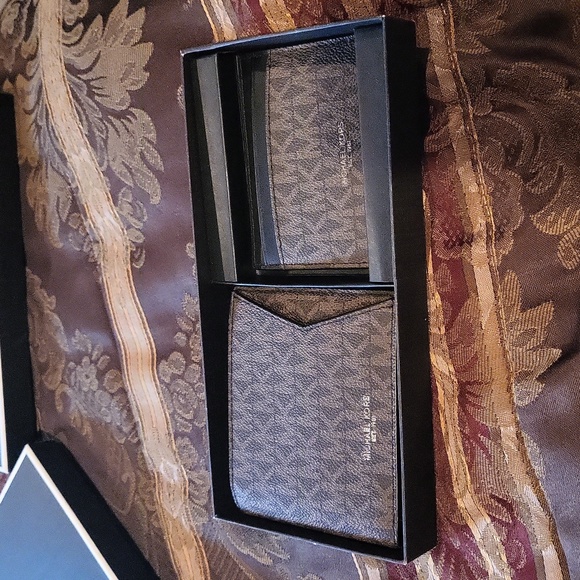 Michael Kors Other - Michael kors duo men boxed wallet set gorgeous